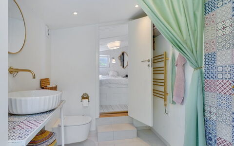 Daike - 25M from the Sea: Interieur Ontwerp, Muur, Badkamer, Flooring, Loodgieterswerkinrichting, Verdieping, Textiel, Verlichting, Kamer, Huis