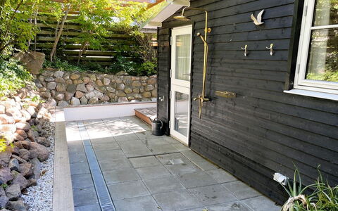 Daike - 25M from the Sea: Hout, Verdieping, Samengesteld Materiaal, Siding, Groundcover, Bloempot, Hardwood, Backyard, Plank, Tuin