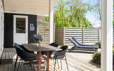 Arho - 75M from the Sea: Dak, Huis, Land Lot, Huis, Verblijf, Landgoed, Garden Gebouwen, Schaduw, Blokhut, Landscaping