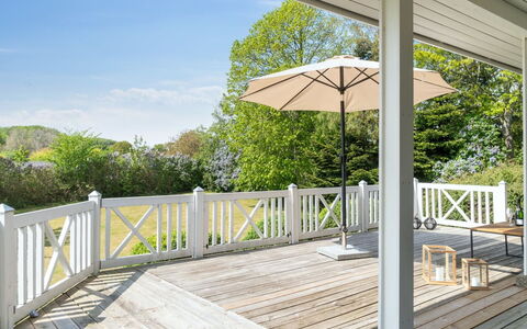 Arho - 75M from the Sea: Dak, Huis, Land Lot, Huis, Verblijf, Landgoed, Garden Gebouwen, Schaduw, Blokhut, Landscaping