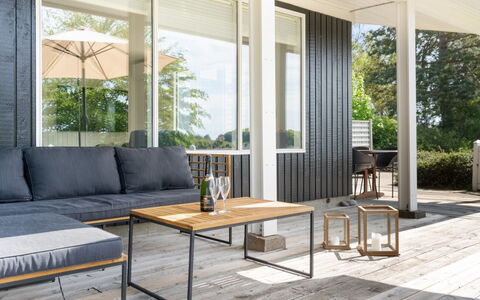 Arho - 75M from the Sea: Dak, Huis, Land Lot, Huis, Verblijf, Landgoed, Garden Gebouwen, Schaduw, Blokhut, Landscaping