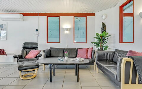 Emly - 1.1Km from the Sea: Meubilair, Interieur Ontwerp, Flooring, Plafond, Verdieping, Bankstel, Tafel, Verlichting, Woonkamer, Huis