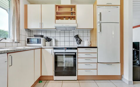 Emly - 1.1Km from the Sea: Toestel Van De Keuken, Keuken, Major Appliance, Countertop, Flooring, Interieur Ontwerp, Hout, Cabinetry, Huishoudapparatuur, Verdieping