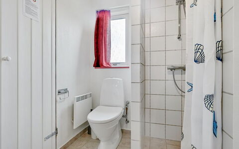Emly - 1.1Km from the Sea: Verdieping, Flooring, Loodgieterswerkinrichting, Interieur Ontwerp, Badkamer, Loodgieter, Toilet, Kamer, Wastafel, Plafond