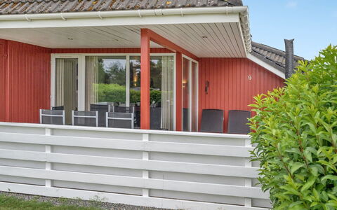 Emly - 1.1Km from the Sea: Schaduw, Buitenmeubels, Veranda, Beits, Hardwood, Outdoor Structuur, Stoel, Ontwerp, Dek, Werf