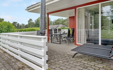 Emly - 1.1Km from the Sea: Hout, Veranda, Schaduw, Buitenmeubels, Tuin, Dek, Landscaping, Beits, Outdoor Structuur, Werf