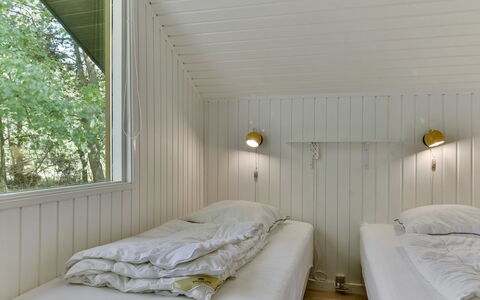 Osa - 150M from the Sea: Muur, Hout, Plafond, Flooring, Interieur Ontwerp, Verdieping, Slaapkamer, Bed, Kamer, Bedding