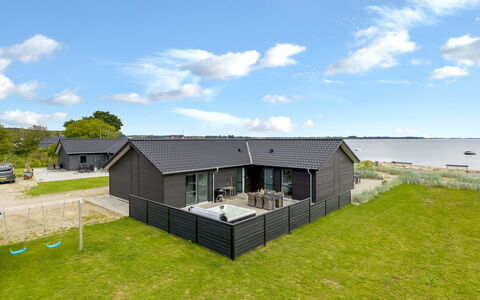 Eino - 30M from the Sea: Hout, Dak, Huis, Huis, Architectuur, Siding, Land Lot, Verblijf, Schuur, Garden Gebouwen