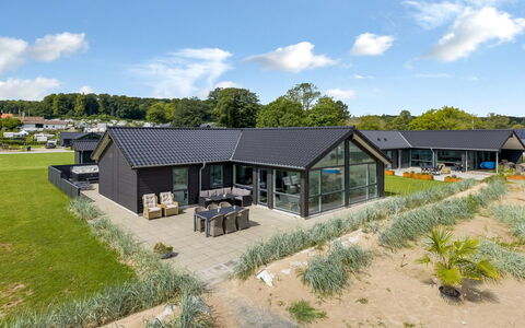 Eino - 30M from the Sea: Hout, Dak, Huis, Huis, Architectuur, Siding, Land Lot, Verblijf, Schuur, Garden Gebouwen