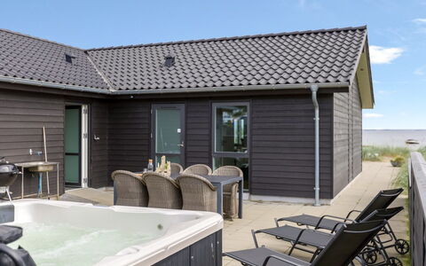 Eino - 30M from the Sea: Hout, Dak, Huis, Huis, Architectuur, Siding, Land Lot, Verblijf, Schuur, Garden Gebouwen