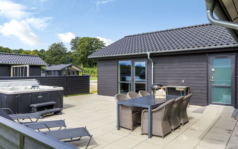 Eino - 30M from the Sea: Hout, Dak, Huis, Huis, Architectuur, Siding, Land Lot, Verblijf, Schuur, Garden Gebouwen