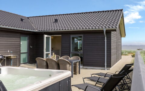 Eino - 30M from the Sea: Hout, Dak, Huis, Huis, Architectuur, Siding, Land Lot, Verblijf, Schuur, Garden Gebouwen