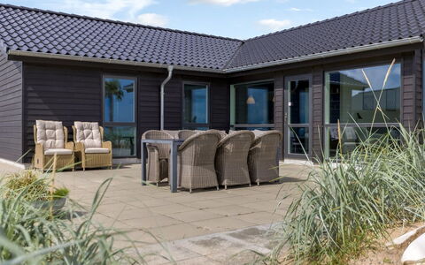 Eino - 30M from the Sea: Hout, Dak, Huis, Huis, Architectuur, Siding, Land Lot, Verblijf, Schuur, Garden Gebouwen