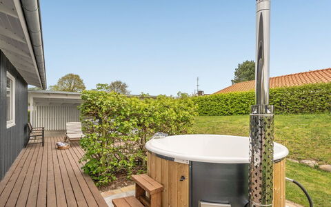 Ankarl - 700M from the Sea: Dak, Huis, Huis, Verblijf, Deur, Siding, Dek, Veranda, Plank, Hardwood
