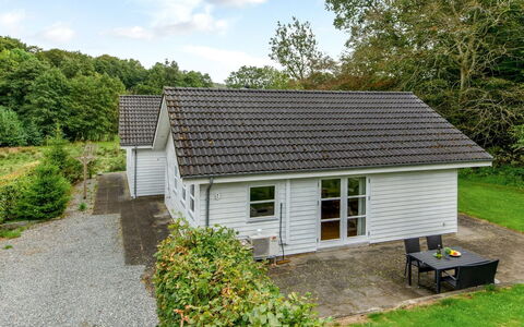 Bjerund - 250M from the Sea: Blauw, Struik, Verblijf, Groundcover, Tuin, Landgoed, Schaduw, Landscaping, Boerderij, Eco Hotel