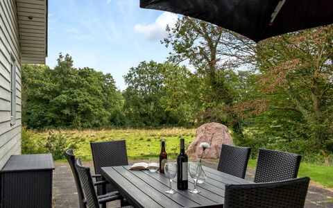 Bjerund - 250M from the Sea: Blauw, Struik, Verblijf, Groundcover, Tuin, Landgoed, Schaduw, Landscaping, Boerderij, Eco Hotel