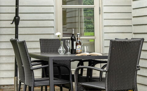 Bjerund - 250M from the Sea: Blauw, Struik, Verblijf, Groundcover, Tuin, Landgoed, Schaduw, Landscaping, Boerderij, Eco Hotel