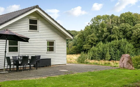 Bjerund - 250M from the Sea: Blauw, Struik, Verblijf, Groundcover, Tuin, Landgoed, Schaduw, Landscaping, Boerderij, Eco Hotel