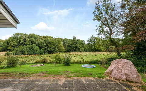 Bjerund - 250M from the Sea: Blauw, Struik, Verblijf, Groundcover, Tuin, Landgoed, Schaduw, Landscaping, Boerderij, Eco Hotel