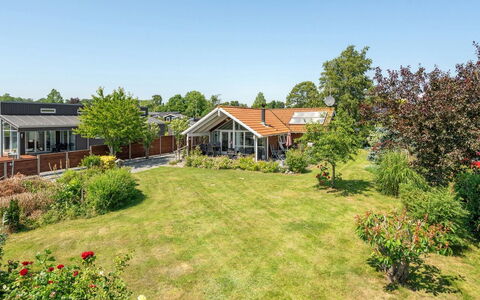Kaike - 100M from the Sea: Blauw, Struik, Verblijf, Groundcover, Tuin, Landgoed, Schaduw, Landscaping, Boerderij, Eco Hotel