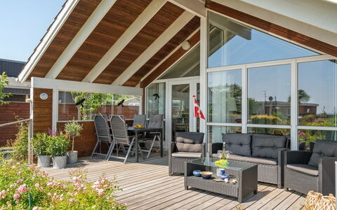 Kaike - 100M from the Sea: Blauw, Struik, Verblijf, Groundcover, Tuin, Landgoed, Schaduw, Landscaping, Boerderij, Eco Hotel