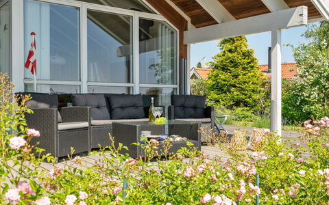 Kaike - 100M from the Sea: Blauw, Struik, Verblijf, Groundcover, Tuin, Landgoed, Schaduw, Landscaping, Boerderij, Eco Hotel