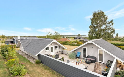 Josef - 500M from the Sea: Meubilair, Interieur Ontwerp, Stoel, Flooring, Tafel, Toevlucht, Verdieping, Plafond, Kamer, Eco Hotel