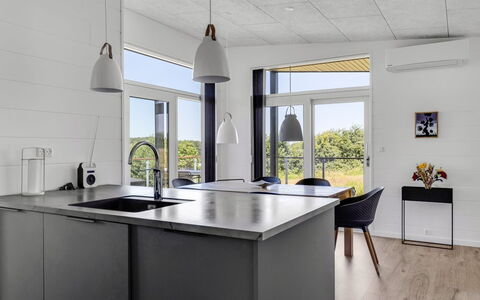 Klarin - 350M from the Sea: Keuken, Countertop, Toestel Van De Keuken, Interieur Ontwerp, Meubilair, Flooring, Huishoudapparatuur, Cabinetry, Plafond, Verdieping
