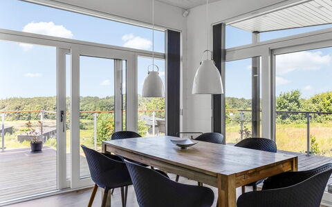 Klarin - 350M from the Sea: Meubilair, Flooring, Interieur Ontwerp, Stoel, Verdieping, Hout, Keuken En Eettafel, Houten Vloer, Eetkamer, Tafel