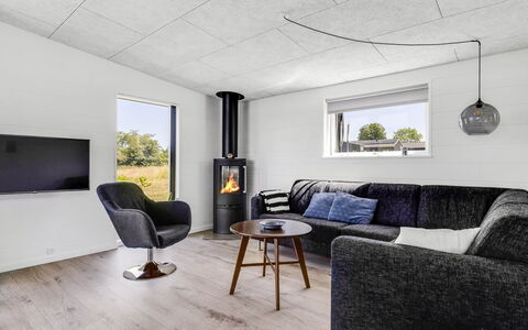 Klarin - 350M from the Sea: Flooring, Verdieping, Interieur Ontwerp, Plafond, Woonkamer, Huishoudapparatuur, Houten Vloer, Lichte Inrichting, Natuurlijk Materiaal
