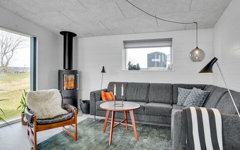 Klarin - 350M from the Sea: Huis, Woonkamer, Bankstel, Natuurlijk Materiaal, Stoel, Hardwood, Houten Vloer, Lichte Inrichting