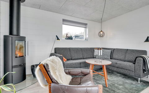 Klarin - 350M from the Sea: Hout, Flooring, Meubilair, Huis, Verdieping, Woonkamer, Bankstel, Beits, Houten Vloer