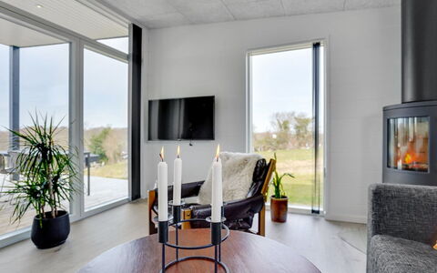 Klarin - 350M from the Sea: Verdieping, Flooring, Plafond, Houten Vloer, Stoel, Woonkamer, Hardwood, Natuurlijk Materiaal, Huishoudapparatuur, Beits