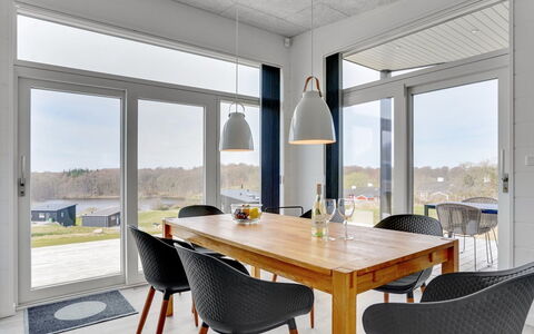 Klarin - 350M from the Sea: Meubilair, Interieur Ontwerp, Stoel, Flooring, Hout, Keuken En Eettafel, Lichte Inrichting, Verdieping, Plafond, Eetkamer