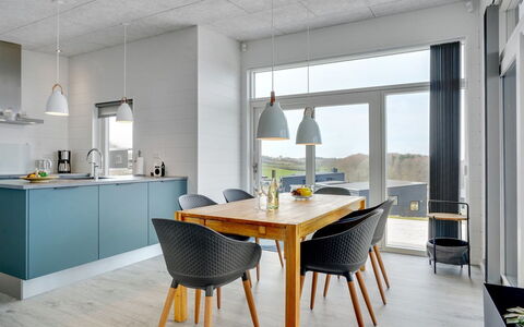 Klarin - 350M from the Sea: Meubilair, Flooring, Interieur Ontwerp, Stoel, Hout, Keuken, Keuken En Eettafel, Verdieping, Countertop, Eetkamer