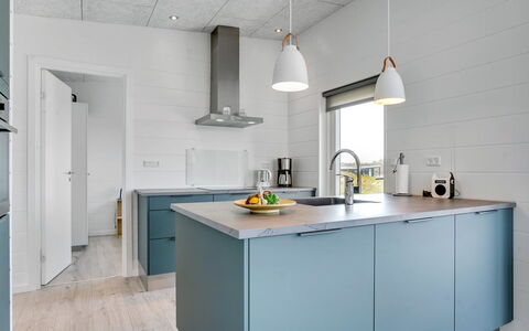 Klarin - 350M from the Sea: Keuken, Countertop, Flooring, Toestel Van De Keuken, Cabinetry, Interieur Ontwerp, Meubilair, Hout, Verdieping, Major Appliance