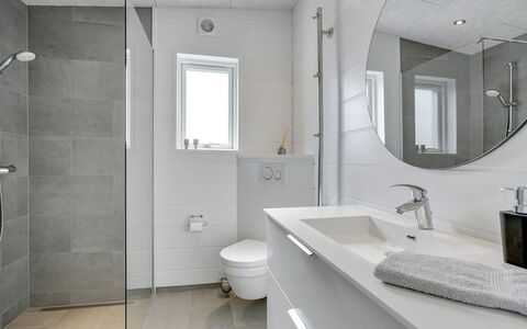 Klarin - 350M from the Sea: Badkamer, Loodgieterswerkinrichting, Flooring, Verdieping, Interieur Ontwerp, Wastafel In De Badkamer, Toilet, Wastafel, Badkamerkast, Loodgieter