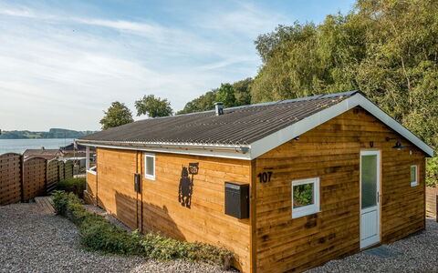 Gjurgja - 100M from the Sea: Blauw, Struik, Verblijf, Groundcover, Tuin, Landgoed, Schaduw, Landscaping, Boerderij, Eco Hotel