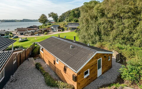 Gjurgja - 100M from the Sea: Blauw, Struik, Verblijf, Groundcover, Tuin, Landgoed, Schaduw, Landscaping, Boerderij, Eco Hotel