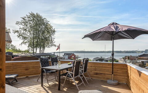 Gjurgja - 100M from the Sea: Blauw, Struik, Verblijf, Groundcover, Tuin, Landgoed, Schaduw, Landscaping, Boerderij, Eco Hotel