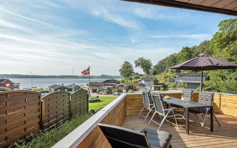 Gjurgja - 100M from the Sea: Blauw, Struik, Verblijf, Groundcover, Tuin, Landgoed, Schaduw, Landscaping, Boerderij, Eco Hotel