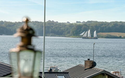Gjurgja - 100M from the Sea: Blauw, Struik, Verblijf, Groundcover, Tuin, Landgoed, Schaduw, Landscaping, Boerderij, Eco Hotel