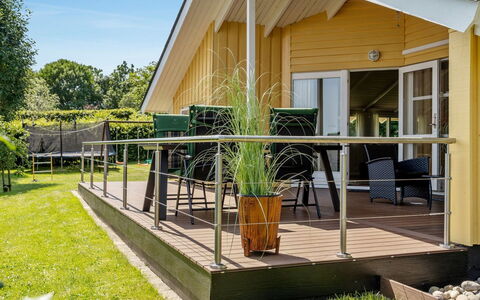 Hwiting - 200M from the Sea: Dak, Huis, Huis, Verblijf, Deur, Siding, Dek, Veranda, Plank, Hardwood