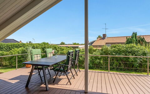 Hwiting - 200M from the Sea: Dak, Huis, Huis, Verblijf, Deur, Siding, Dek, Veranda, Plank, Hardwood