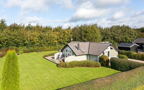 Joona - 600M from the Sea: Dak, Huis, Huis, Verblijf, Deur, Siding, Dek, Veranda, Plank, Hardwood