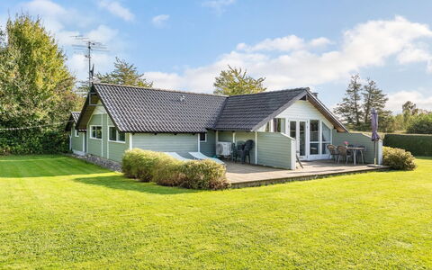 Joona - 600M from the Sea: Dak, Huis, Huis, Verblijf, Deur, Siding, Dek, Veranda, Plank, Hardwood