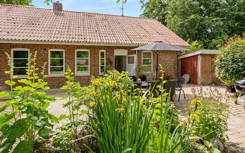 Jonni - 15Km from the Sea: Dak, Huis, Huis, Verblijf, Deur, Siding, Landgoed, Gazon, Werf, Veranda