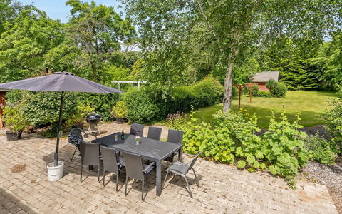 Jonni - 15Km from the Sea: Dak, Huis, Huis, Verblijf, Deur, Siding, Landgoed, Gazon, Werf, Veranda