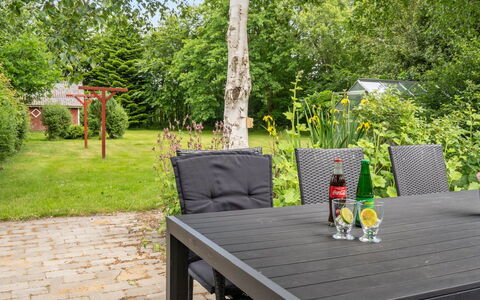 Jonni - 15Km from the Sea: Dak, Huis, Huis, Verblijf, Deur, Siding, Landgoed, Gazon, Werf, Veranda