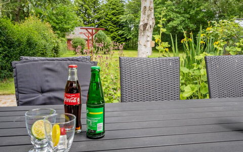 Jonni - 15Km from the Sea: Dak, Huis, Huis, Verblijf, Deur, Siding, Landgoed, Gazon, Werf, Veranda